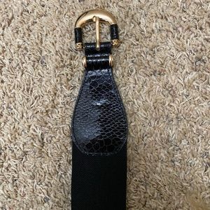 Gold buckle black snakeskin print stretchy belt